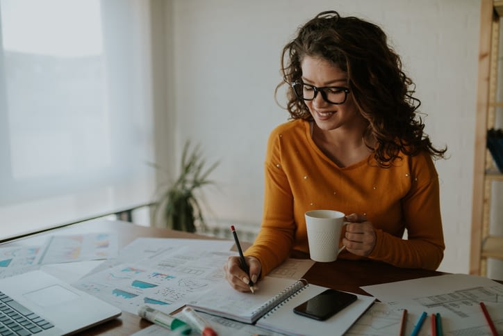 picture-of-a-young-woman-planning-her-time-and-drinking-coffee